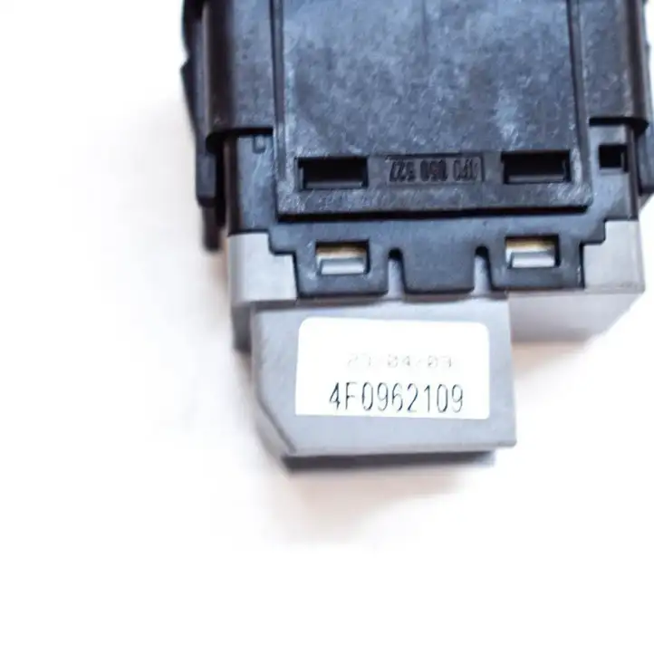 Audi A3/S3 8P (2008 - 2013) 4F0962109 Кнопка фаркопа в багажнике — фото 4