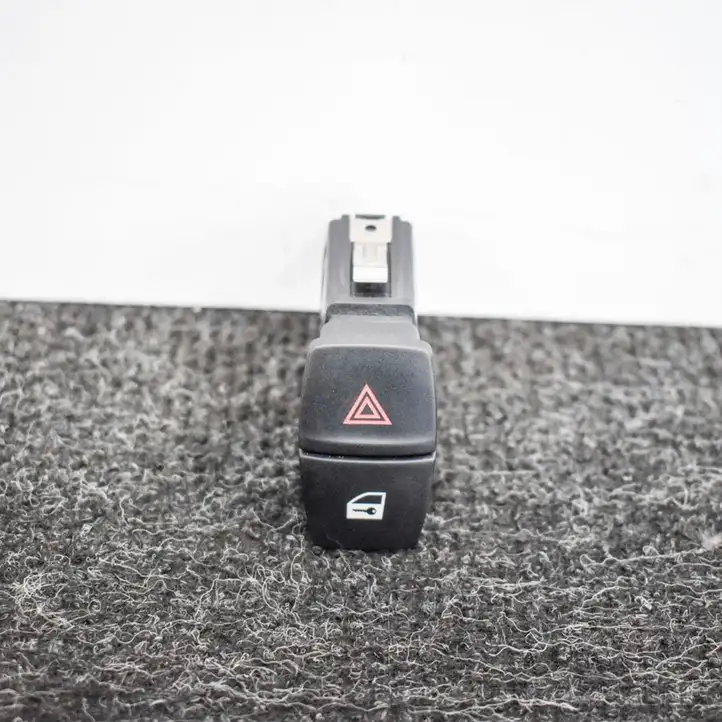 BMW 1 F20 F21 (2011 - 2019) 9231786 Кнопка фаркопа в багажнике — фото 1