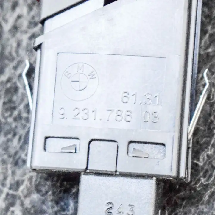 BMW 1 F20 F21 (2011 - 2019) 9231786 Кнопка фаркопа в багажнике — фото 4