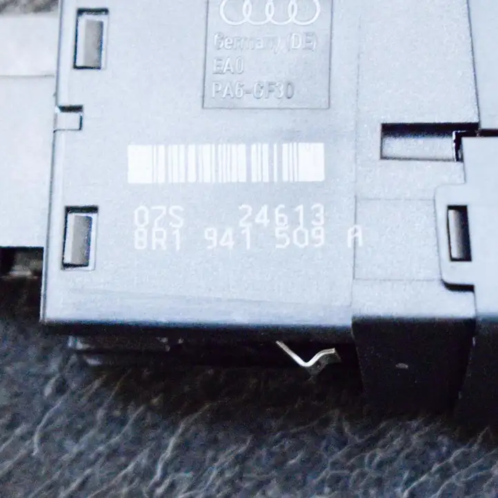Audi Q5 SQ5 (2012 - 2017) 8R1941509A Кнопка фаркопа в багажнике — фото 2