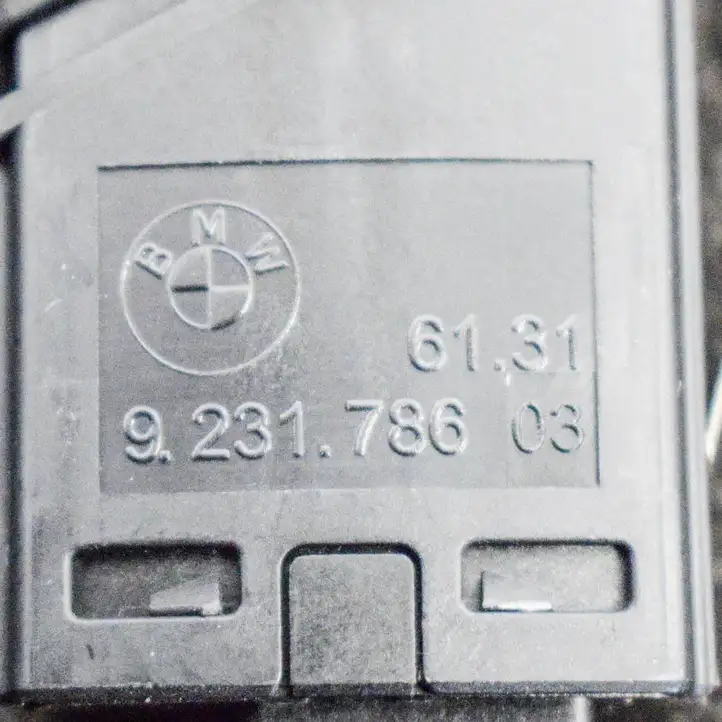BMW 3 F30 F35 F31 (2012 - 2018) 9231786 Кнопка фаркопа в багажнике — фото 3