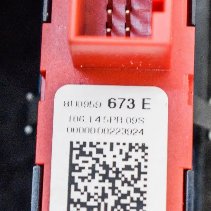 (2014 - 2018) 8U0959673E Кнопка фаркопа в багажнике — фото 3