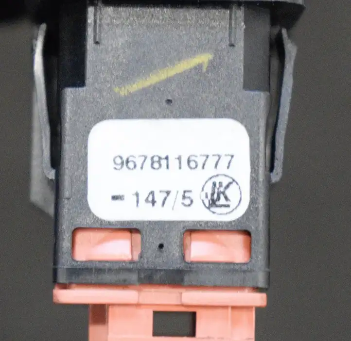 Citroen C4 Grand Picasso (2013 - 2016) 9678116777 Кнопка фаркопа в багажнике — фото 4