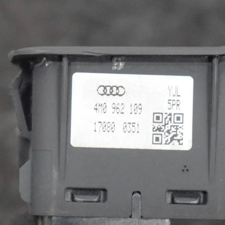 Audi A4 S4 B9 (2015 - 2019) 4M0962109 Кнопка фаркопа в багажнике — фото 4