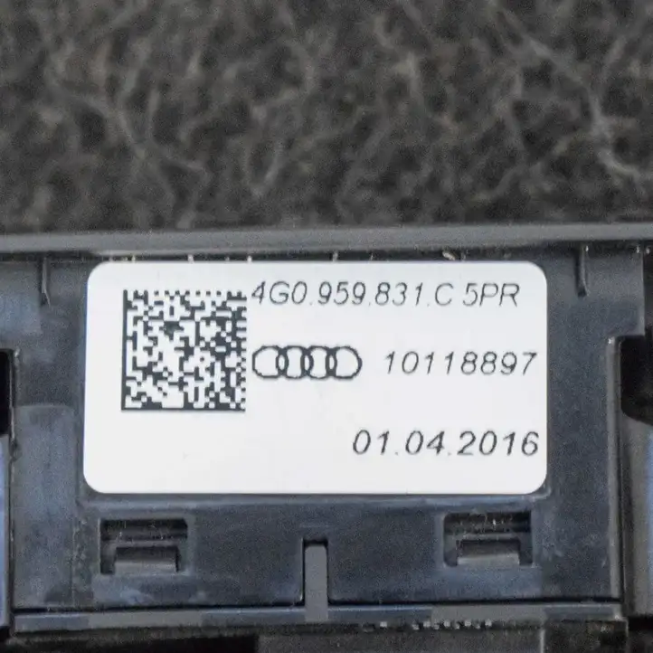 Audi A4 S4 B9 (2015 - 2019) 4G0959831C Кнопка фаркопа в багажнике — фото 4