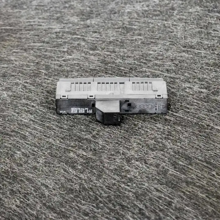 Audi A4 S4 B8 8K (2011 - 2015) 8K0959673 Кнопка фаркопа в багажнике — фото 2