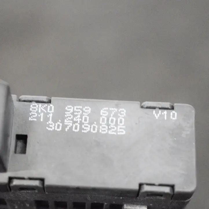 Audi A4 S4 B8 8K (2011 - 2015) 8K0959673 Кнопка фаркопа в багажнике — фото 4