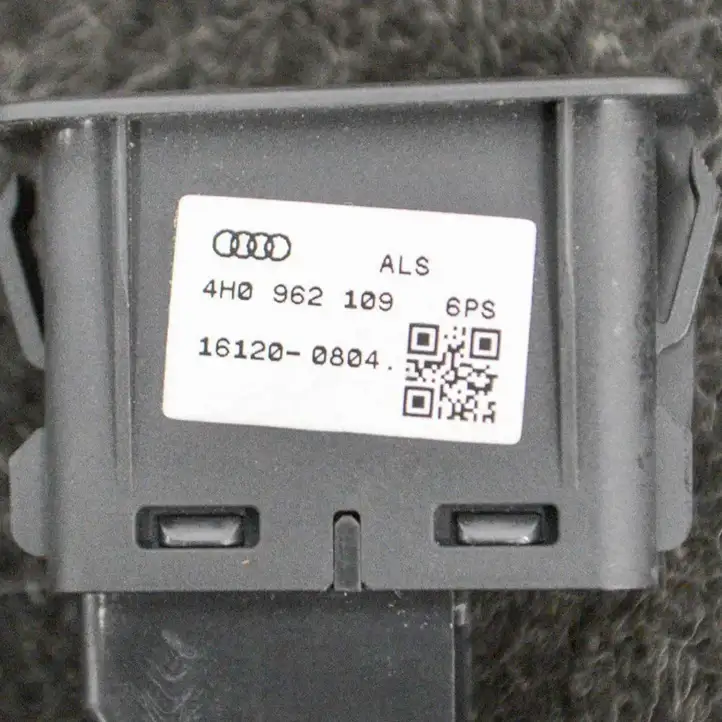 Audi A6 C7 (2011 - 2014) 4H0962109 Кнопка фаркопа в багажнике — фото 2