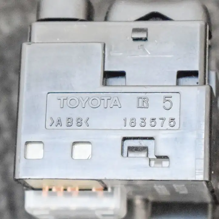 Lexus RX 330 - 350 - 400H (2006 - 2009) 183575 Кнопка фаркопа в багажнике — фото 5