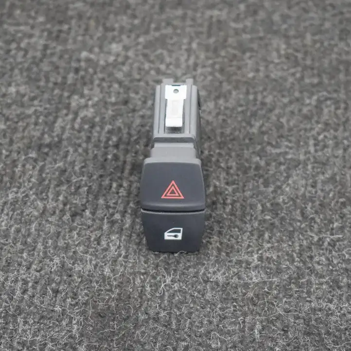 BMW 1 F20 F21 (2011 - 2019) 9231786 Кнопка фаркопа в багажнике — фото 1