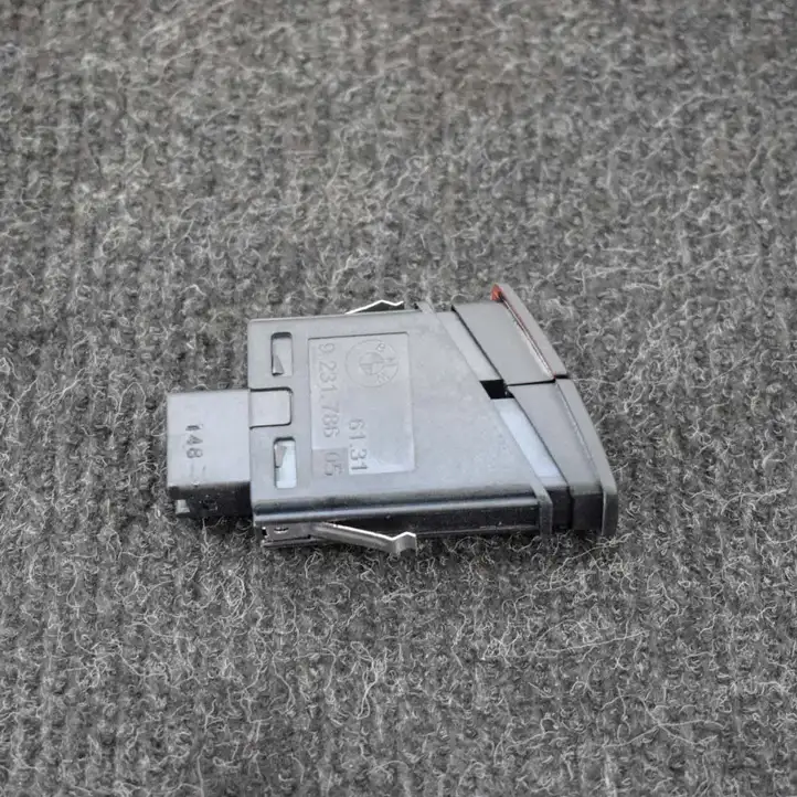 BMW 1 F20 F21 (2011 - 2019) 9231786 Кнопка фаркопа в багажнике — фото 2