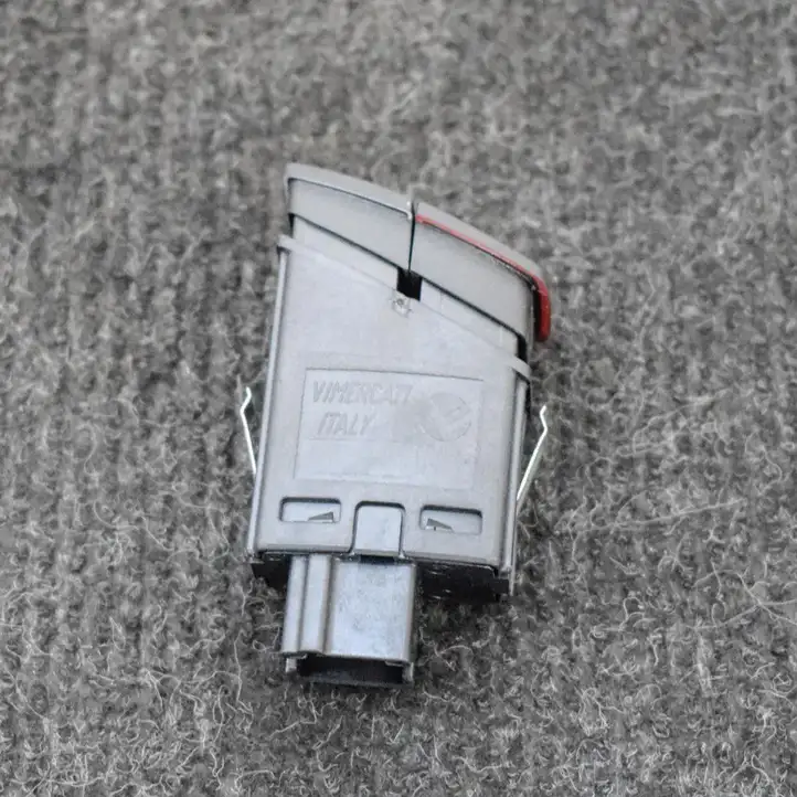 BMW 1 F20 F21 (2011 - 2019) 9231786 Кнопка фаркопа в багажнике — фото 3