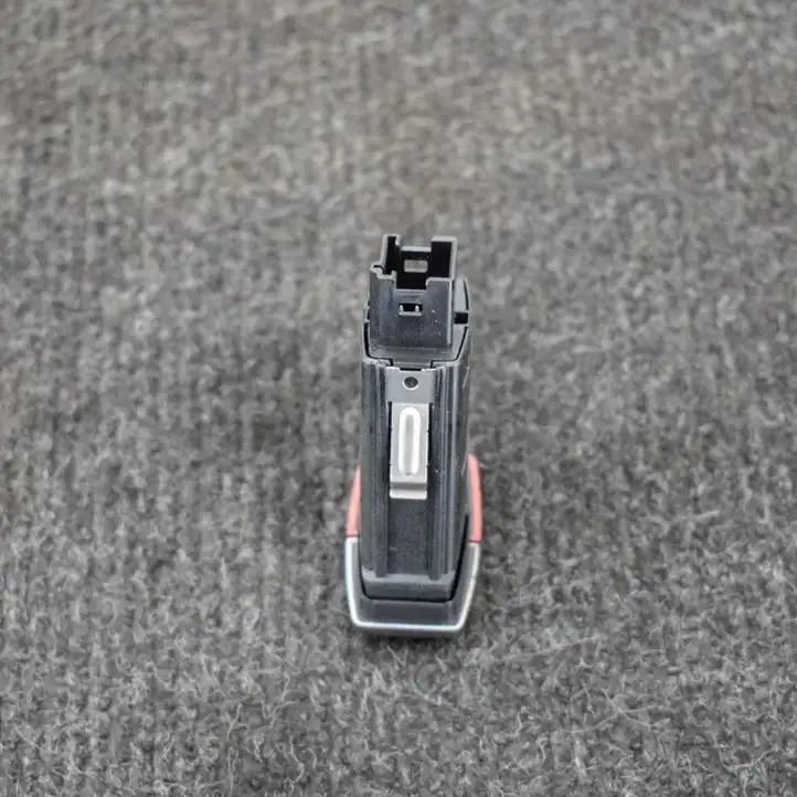 BMW 1 F20 F21 (2011 - 2019) 9231786 Кнопка фаркопа в багажнике — фото 4