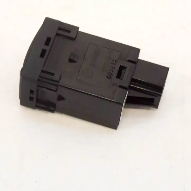 Nissan Qashqai (2013 - 2017) 08349A60321A Кнопка фаркопа в багажнике — фото 2