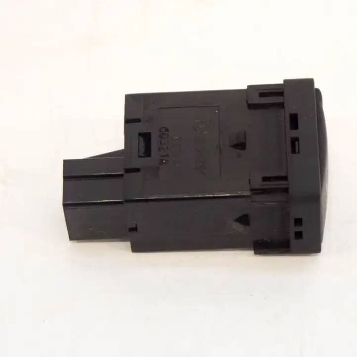 Nissan Qashqai (2013 - 2017) 08349A60321A Кнопка фаркопа в багажнике — фото 4