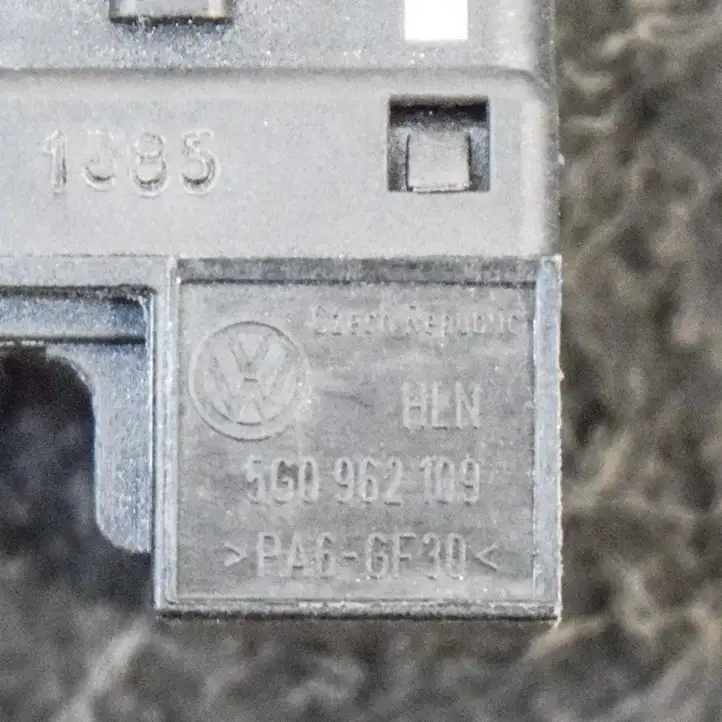 Volkswagen PASSAT B8 (2015 - ) 5G0962109 Кнопка фаркопа в багажнике — фото 6