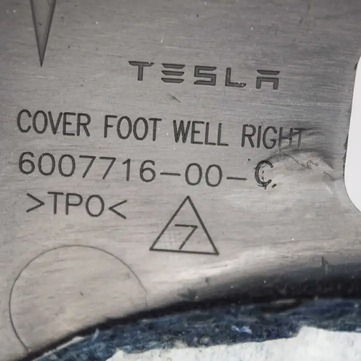 Tesla Model S (2016 - 2021) 600771600C Нижняя отделка панели приборов — фото 6