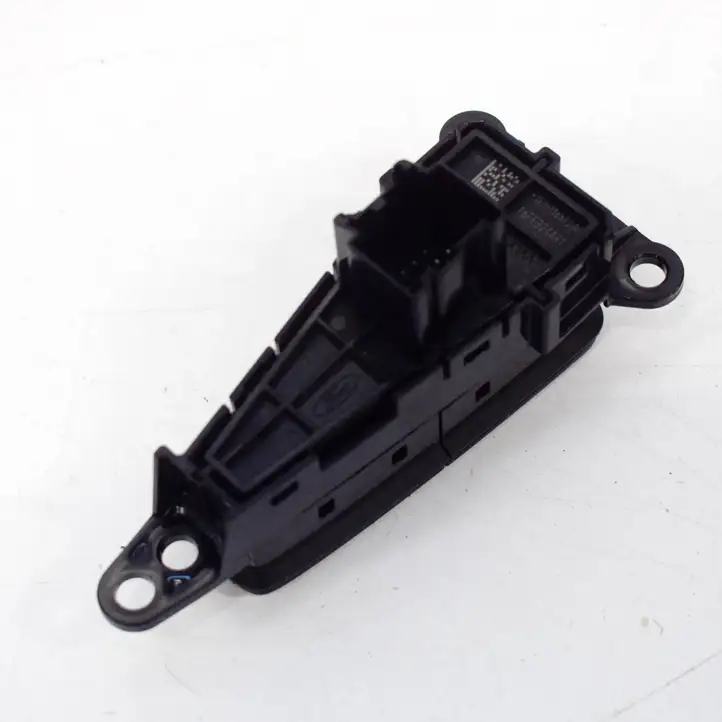 Ford Focus (2015 - 2019) F1ET11B573AA Кнопка фаркопа в багажнике — фото 3