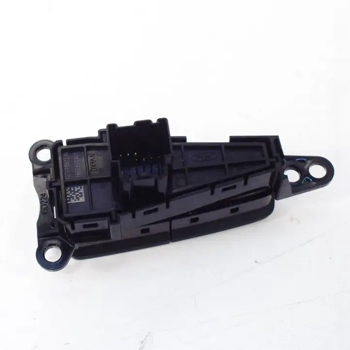 Ford Focus (2015 - 2019) F1ET11B573AA Кнопка фаркопа в багажнике — фото 4