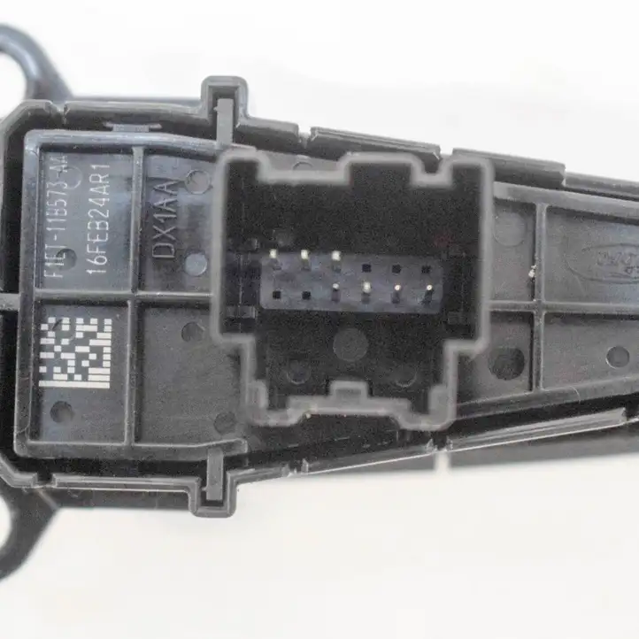 Ford Focus (2015 - 2019) F1ET11B573AA Кнопка фаркопа в багажнике — фото 5