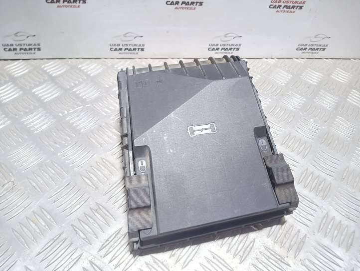 Volkswagen Golf V (2003 - 2009)  1K0937132F Крышка ящика предохранителей