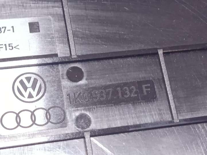 Volkswagen Golf V (2003 - 2009)  1K0937132F Крышка ящика предохранителей