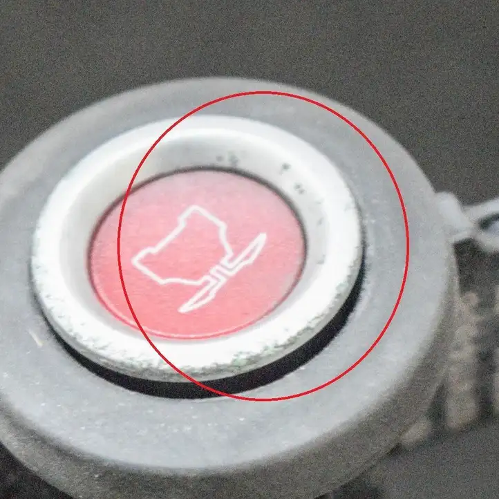 Tesla Model X (2015 - 2021) 107411400B Кнопка фаркопа в багажнике — фото 6