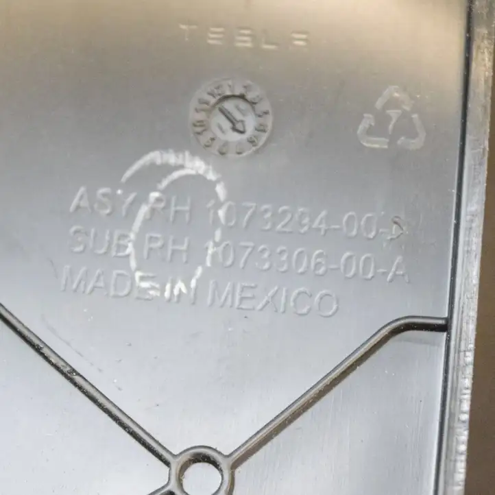 Tesla Model X (2015 - 2021) 107329400D Задняя боковая обшивка салона — фото 4
