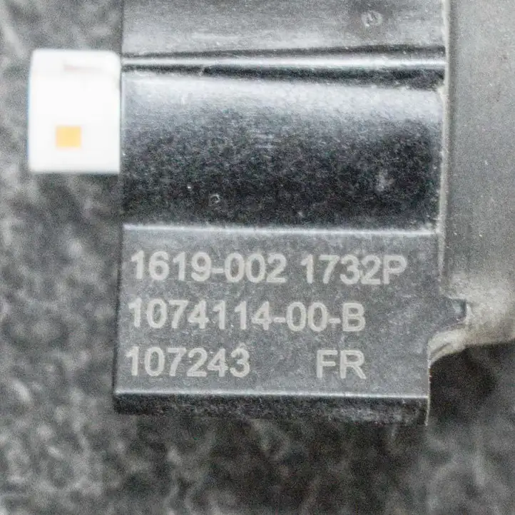 Tesla Model X (2015 - 2021) 107411400B Кнопка фаркопа в багажнике — фото 6