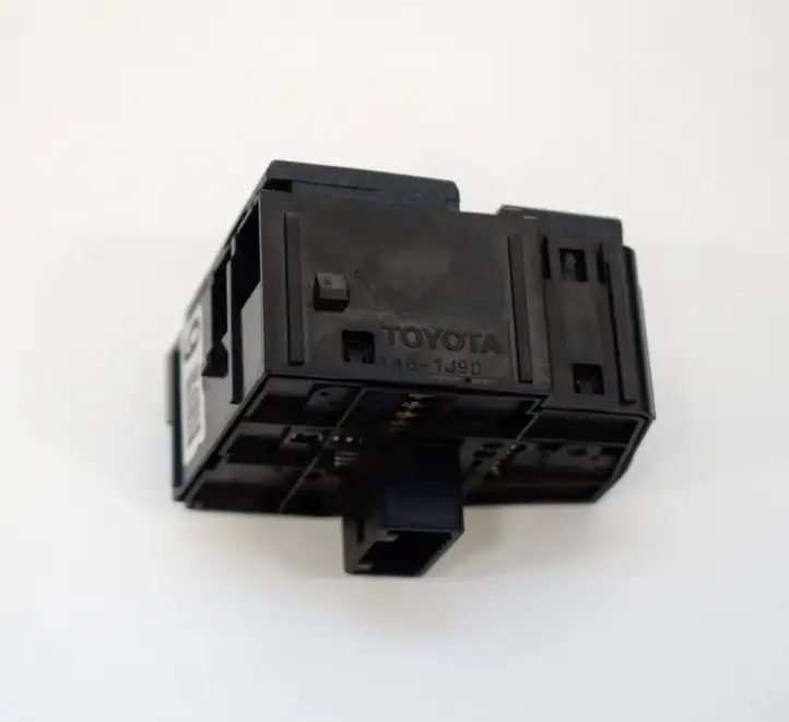 Toyota Prius (XW30) (2009 - 2015) 1461J9D Кнопка фаркопа в багажнике — фото 4