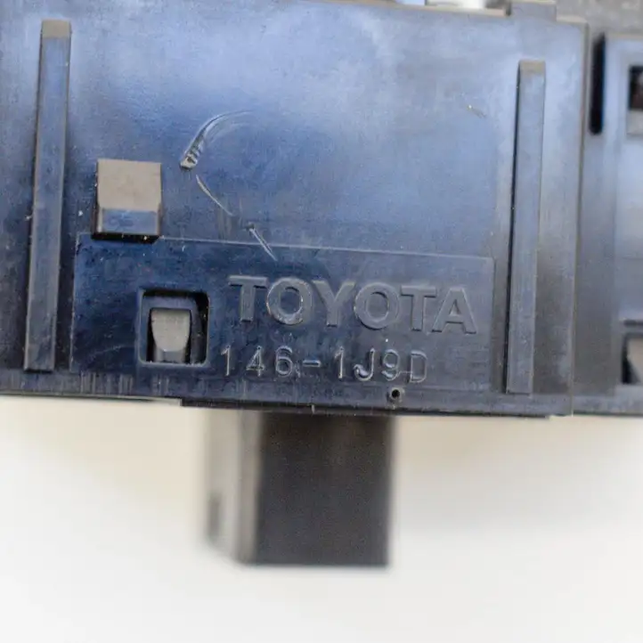 Toyota Prius (XW30) (2009 - 2015) 1461J9D Кнопка фаркопа в багажнике — фото 6