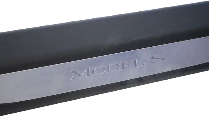 Tesla Model S (2012 - 2016) 103039400D Внутренняя отделка переднего порога — фото 4