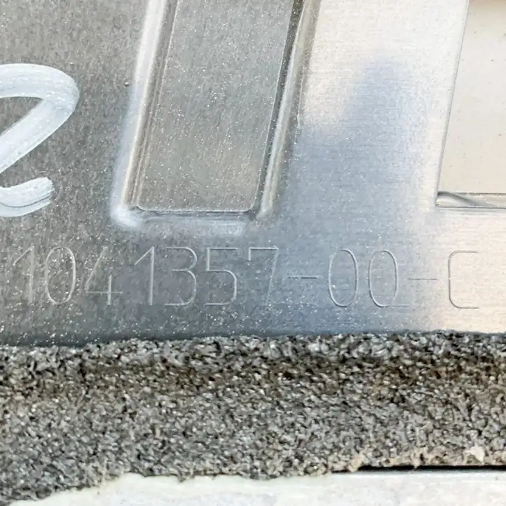 Tesla Model X (2015 - 2021) 104135700C Накладка стекла задней двери — фото 7