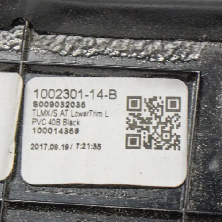 Tesla Model X (2015 - 2021) 100230114B Нижняя отделка панели приборов — фото 3