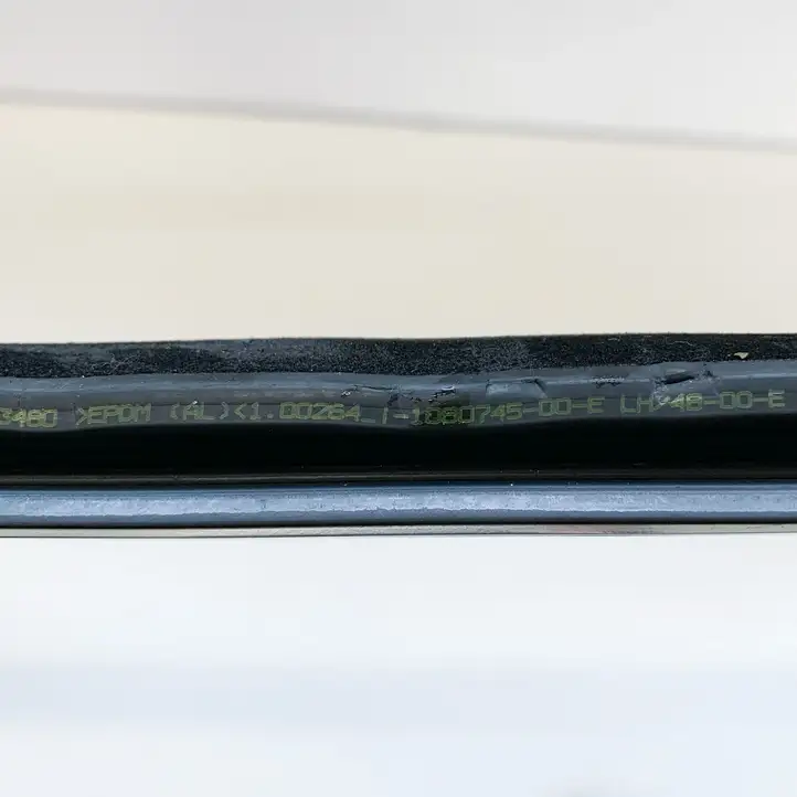 Tesla Model 3 (2017 - 2023) 108074500E Накладка стекла задней двери — фото 7