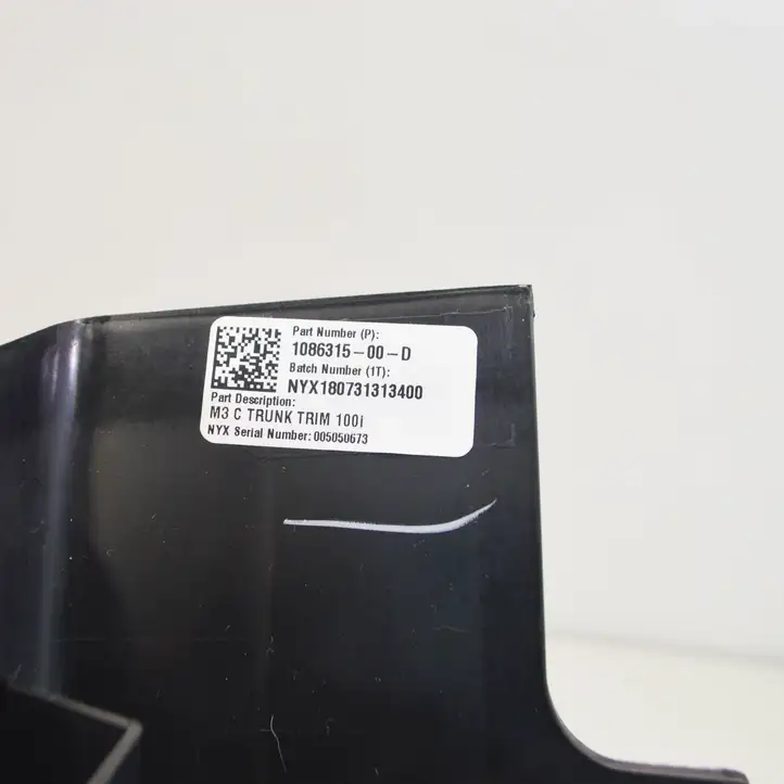 Tesla Model 3 (2017 - 2023) 108631500D Отделка порога багажника — фото 4
