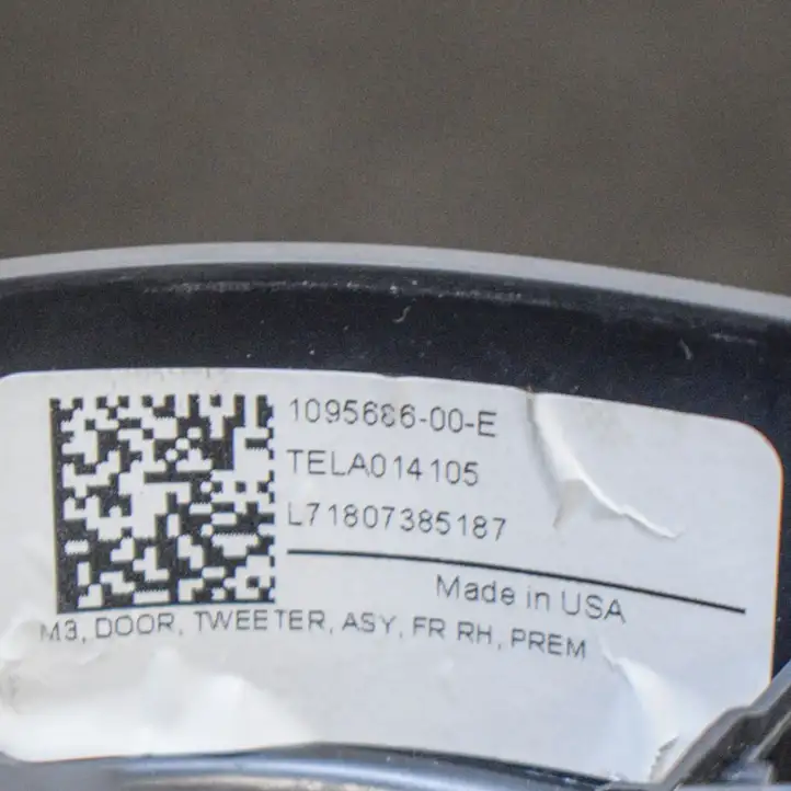 Tesla Model 3 (2017 - 2023) 109568600E Накладка центрального динамика — фото 6