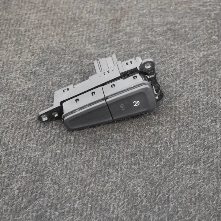 Ford Focus (2015 - 2019) F1ET11B573AA Кнопка фаркопа в багажнике — фото 2