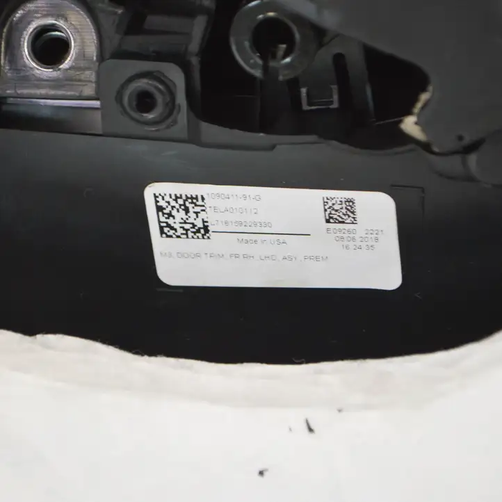 Tesla Model 3 (2017 - 2023) 109041191G Обшивка передней двери — фото 4