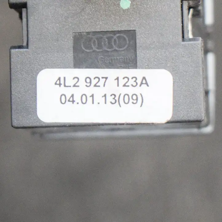 Audi Q7 4L (2009 - 2015) 4L2927123A Кнопка фаркопа в багажнике — фото 6