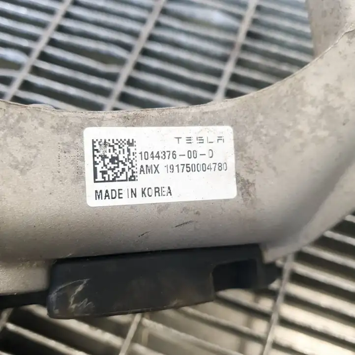 Tesla Model 3 (2017 - 2023) 104403600B Другая часть кузова — фото 6