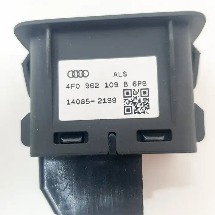 Audi A4 S4 B8 8K (2011 - 2015) 4F0962109B Кнопка фаркопа в багажнике — фото 7
