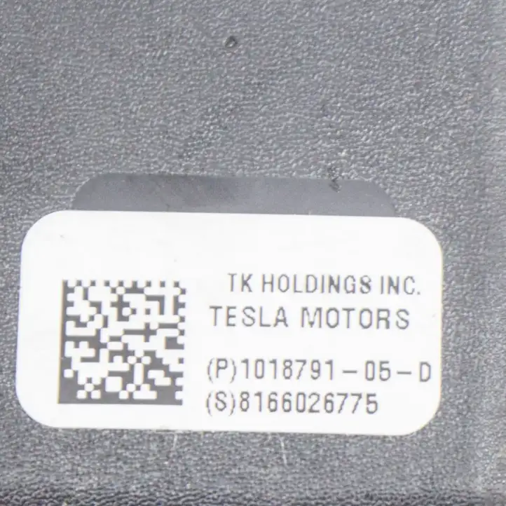 Tesla Model S (2016 - 2021) 101879105D Задний средний замок ремня — фото 4