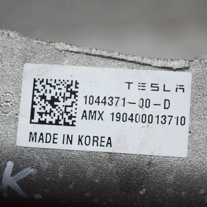 Tesla Model 3 (2017 - 2023) 104403200C Другая часть кузова — фото 5