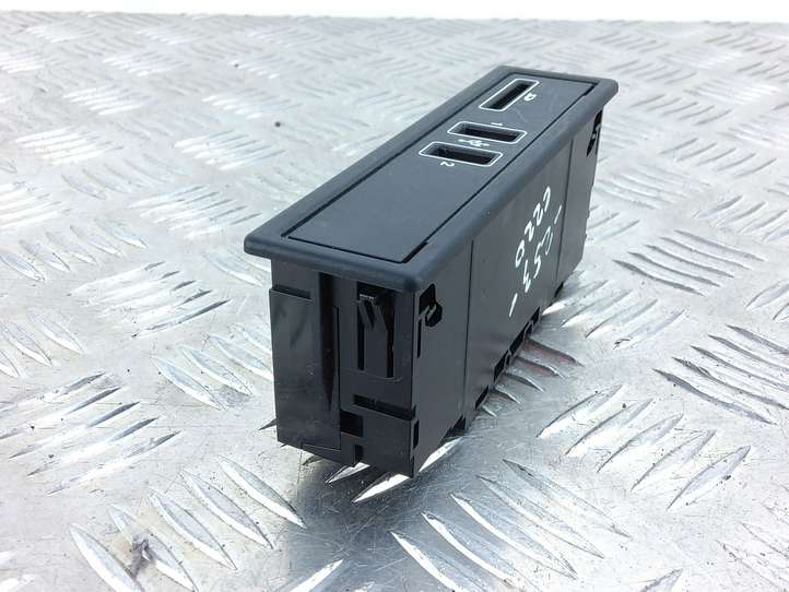 Mercedes-Benz C W205 (2014 - 2021)  A2058200526 Разъем USB