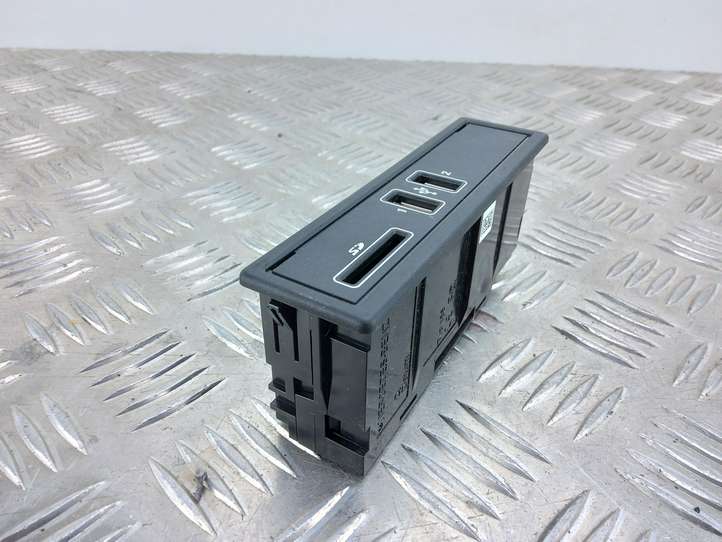 Mercedes-Benz C W205 (2014 - 2021)  A2058200526 Разъем USB