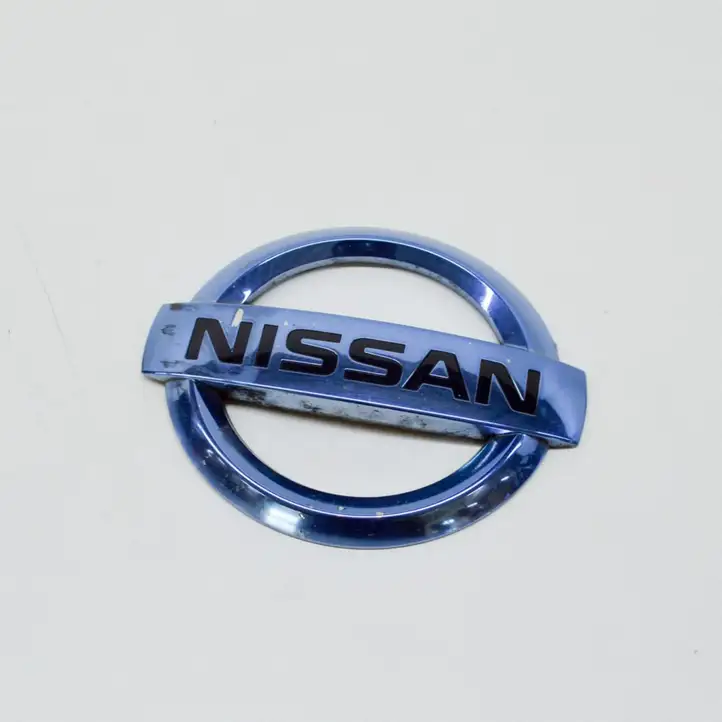Nissan Leaf I (ZE0) (2010 - 2017) Эмблема производителя — фото 1