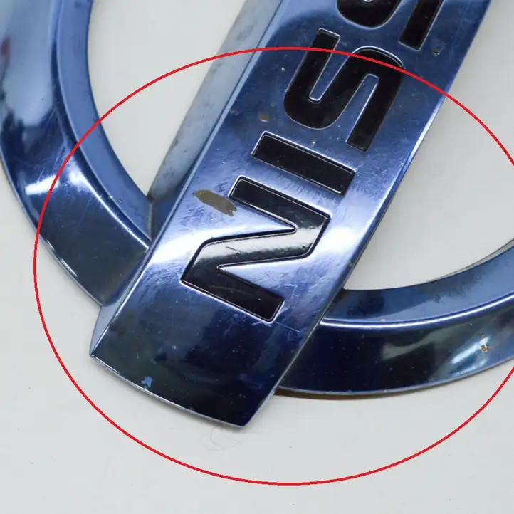 Nissan Leaf I (ZE0) (2010 - 2017) Эмблема производителя — фото 3