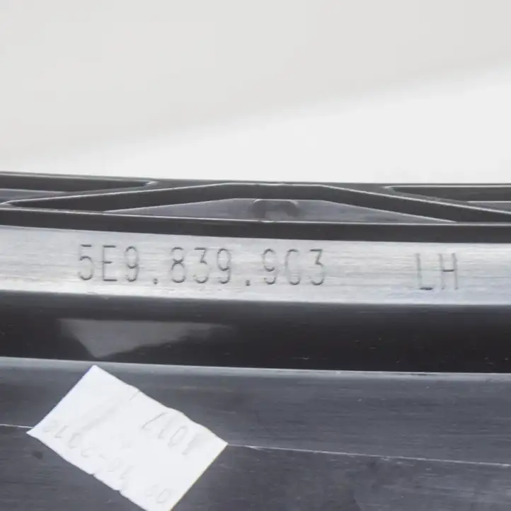 Skoda Octavia Mk3 (5E) (2013 - 2019) 5E9839903 Накладка стекла задней двери — фото 3