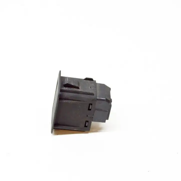 Audi A1 (2010 - 2014) 4F0962109 Кнопка фаркопа в багажнике — фото 3